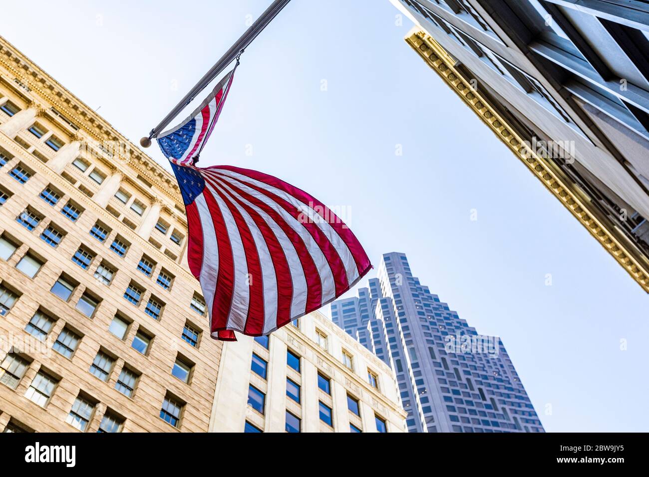 USA, Kalifornien, San Francisco, Niederwinkel Ansicht der amerikanischen flagÂ auf Hochhaus Stockfoto