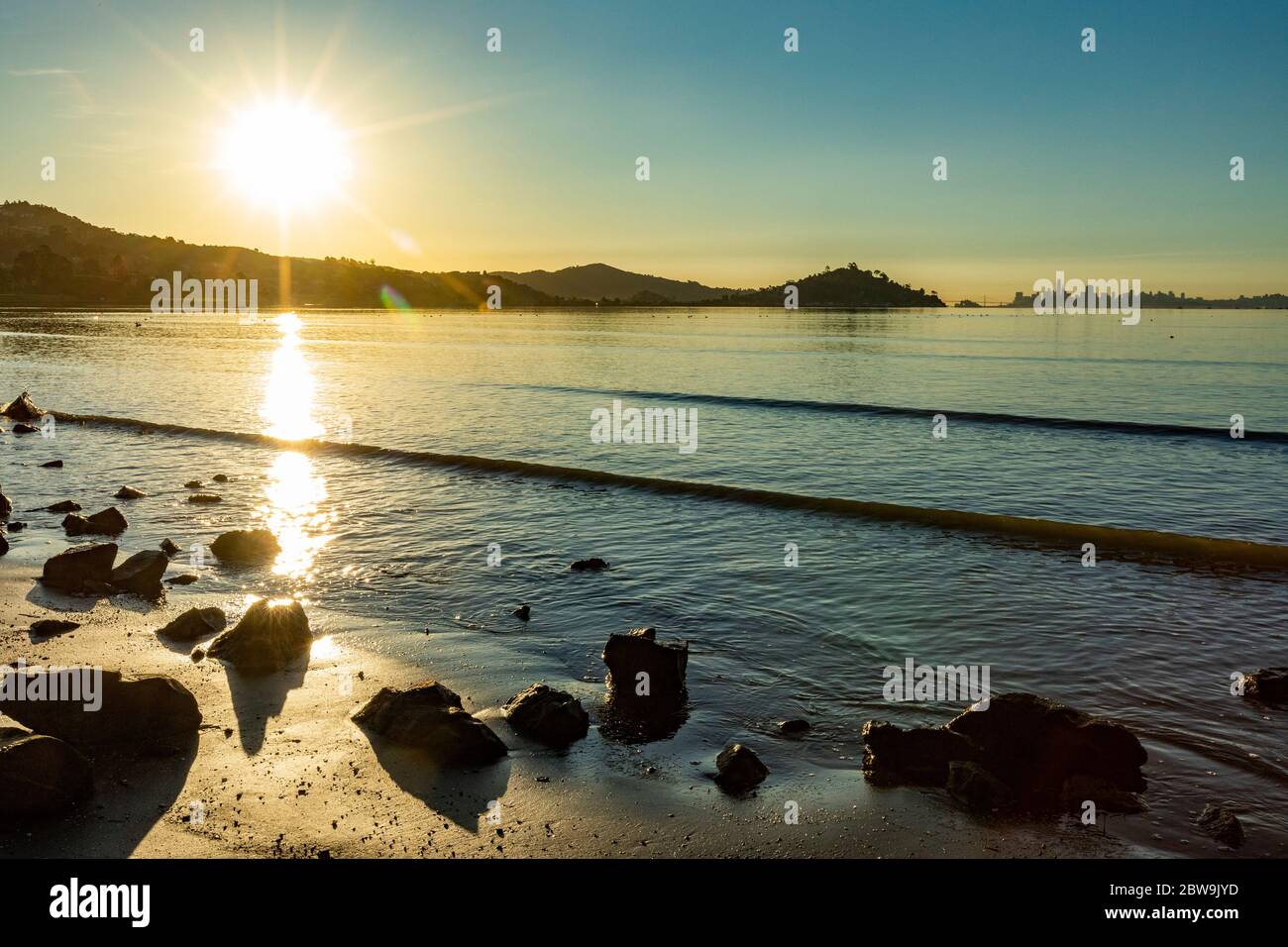 USA, Kalifornien, Tiburon, Sonnenaufgang über der Bucht von San Francisco Stockfoto