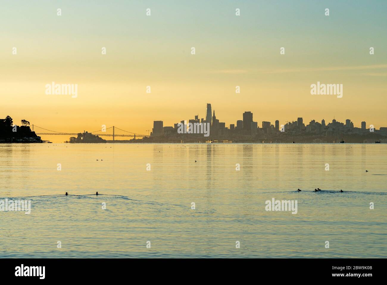 USA, Kalifornien, San Francisco, Skyline der modernen Stadt bei Sonnenuntergang Stockfoto