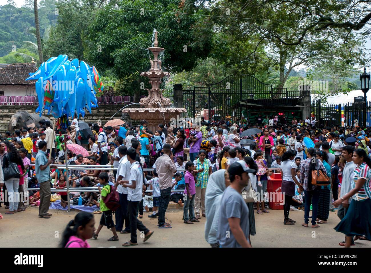 Vor dem Beginn der Esala Perahera versammeln sich Hunderte von Menschen vor dem Tempel des Heiligen Zahnrelikums in Kandy in Sri Lanka. Stockfoto