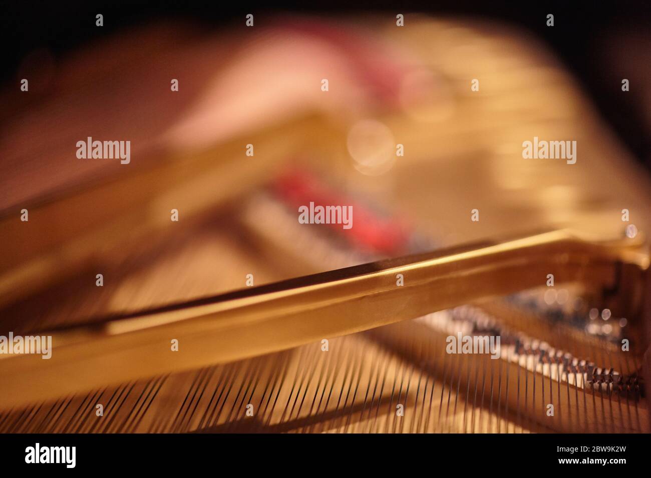 Nahaufnahme der Klaviersaiten Stockfoto