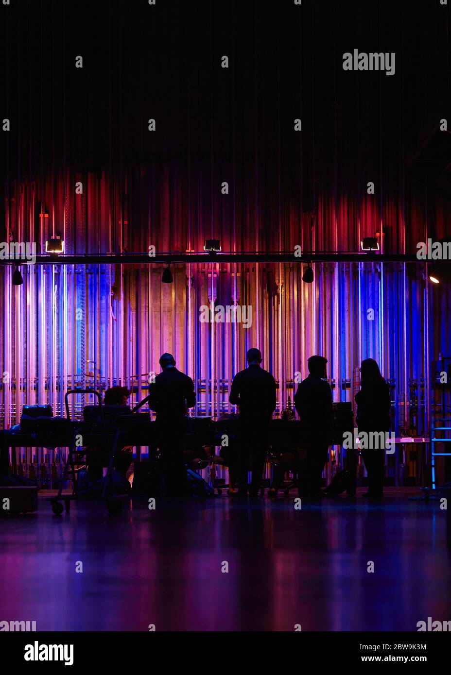 Silhouetten von Musikern hinter der Bühne Stockfoto