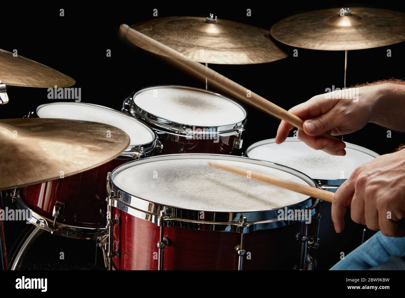 Schlagzeuger Hände über Drum Set Stockfoto