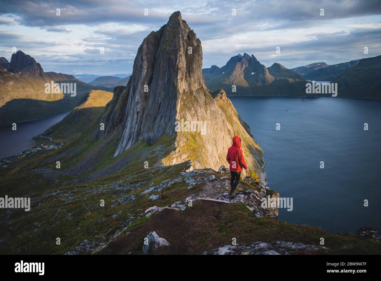 Norwegen, Senja, Mann stehend nearÂ SeglaÂ Berg Stockfoto