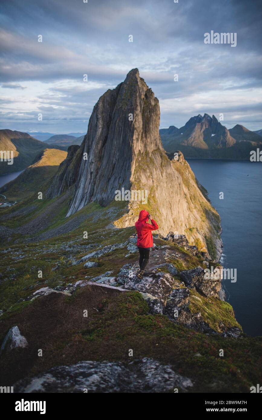 Norwegen, Senja, man Wandern nearÂ SeglaÂ Berg Stockfoto