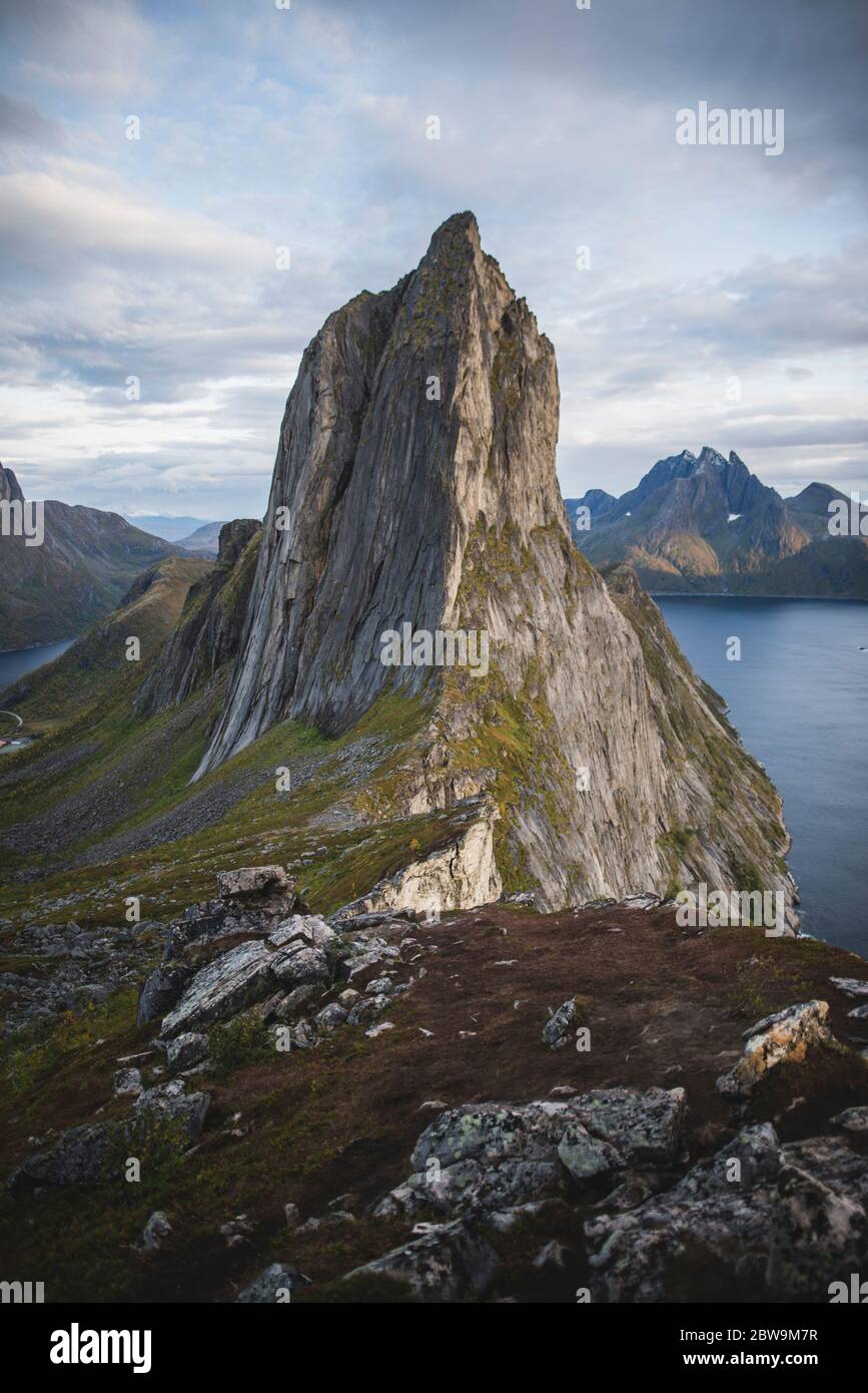 Norwegen, Senja, Panoramafenblick auf den Berg Segla Stockfoto