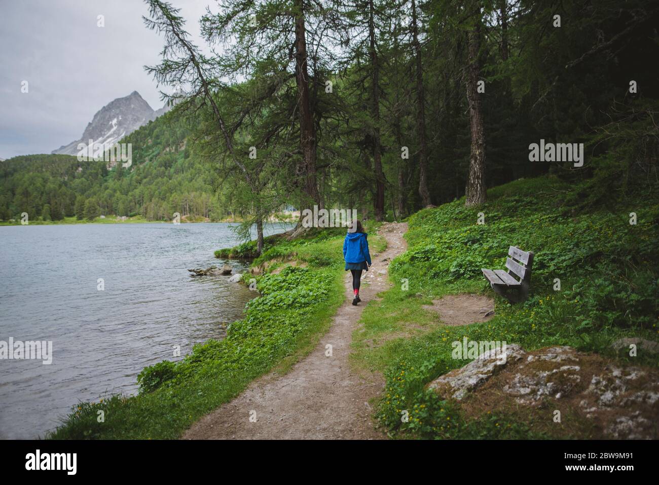 Schweiz, Bravuogn, Palpuognasee, Junge Frau beim Spaziergang am Palpuognasee in den Schweizer Alpen Stockfoto