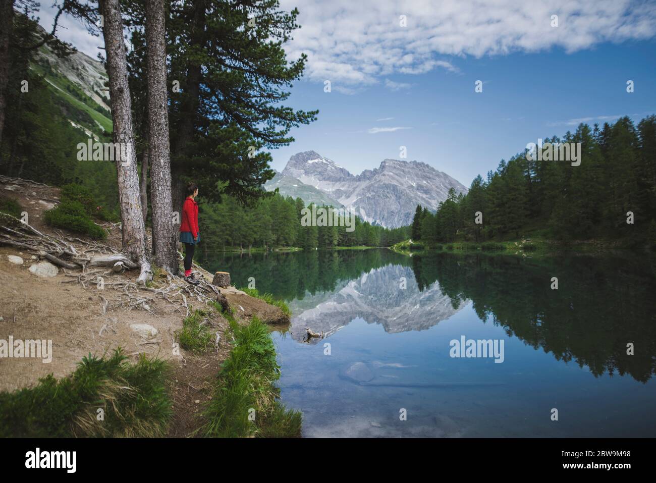 Schweiz, Bravuogn, Palpuognasee, Junge Frau auf der Bank nearÂ PalpuognaseeÂ See in den Schweizer Alpen Stockfoto