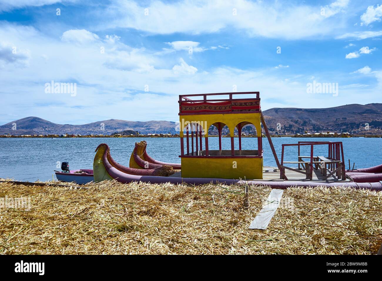 Traditionelles Boot mit schwimmenden Insel Stockfoto