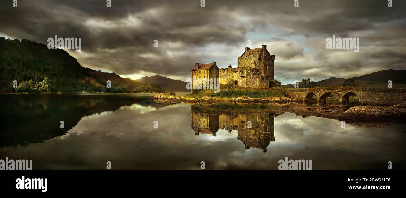 Vereinigtes Königreich, Schottland, mittelalterliche Burg spiegelt sich in See Stockfoto