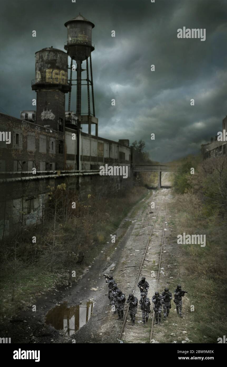 USA, Michigan, Detroit, Armee Spezialeinheiten üben in verlassenen Fabrik Stockfoto