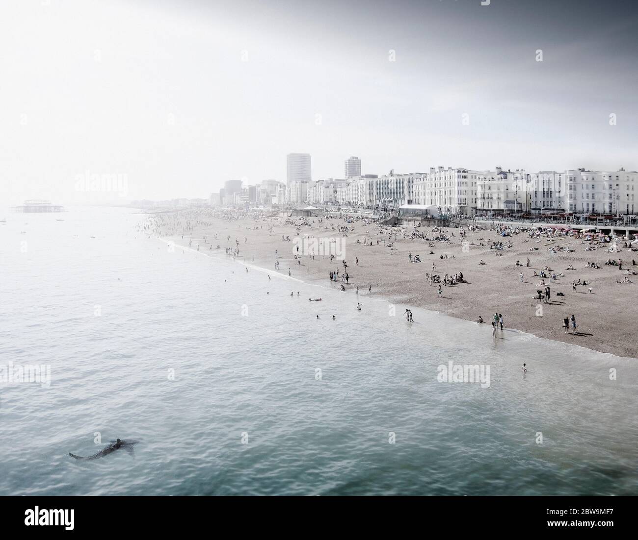 England, Brighton, Menschen, die am städtischen Strand ruhen Stockfoto