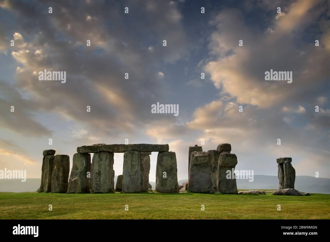 Großbritannien, England, Wolken über Stonehenge Stockfoto