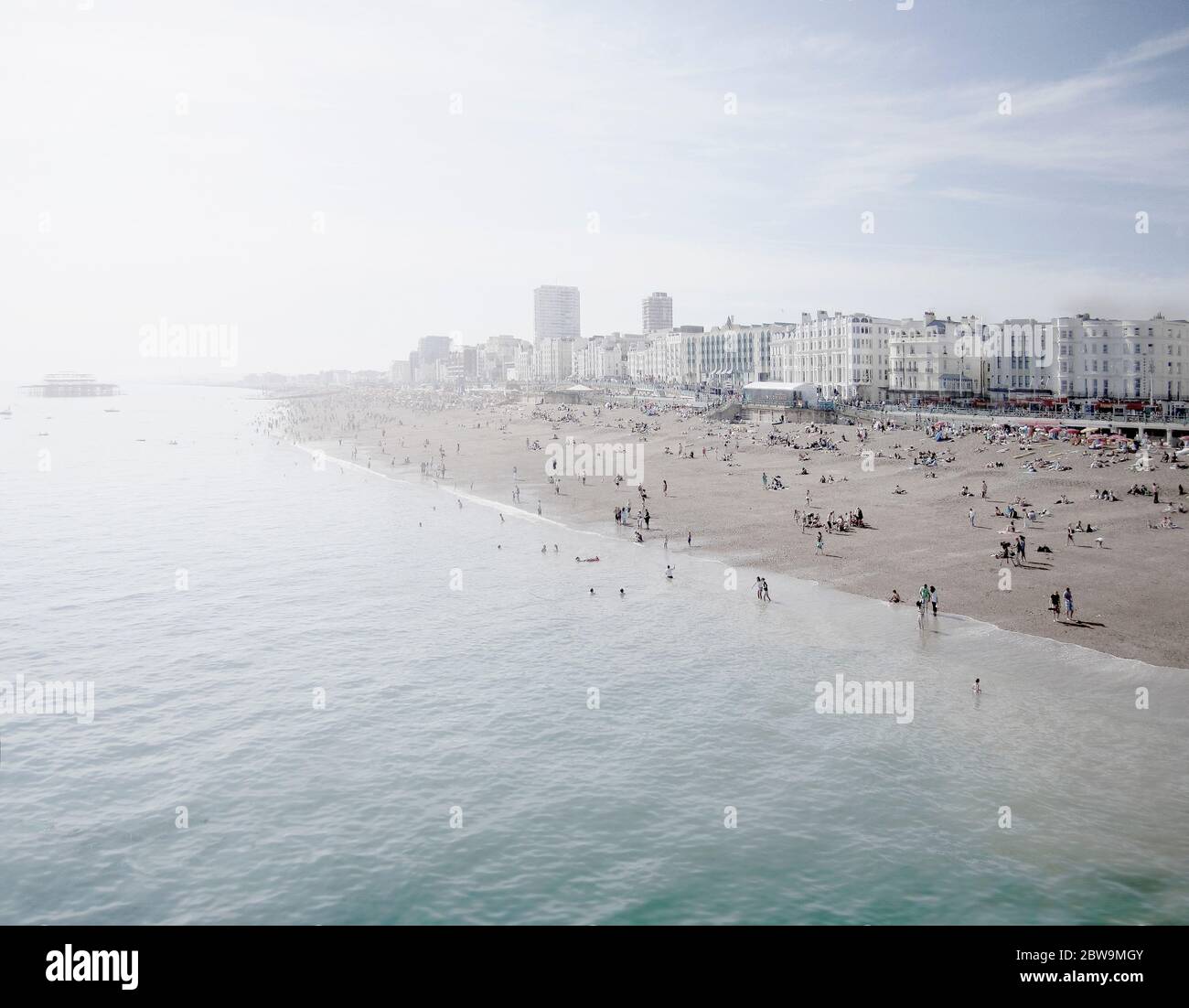 Großbritannien, England, Brighton, Menschen, die am städtischen Strand ruhen Stockfoto
