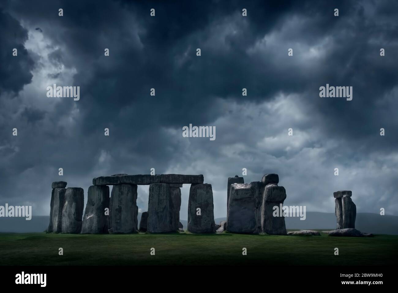 Großbritannien, England, Sturmwolken über Stonehenge Stockfoto
