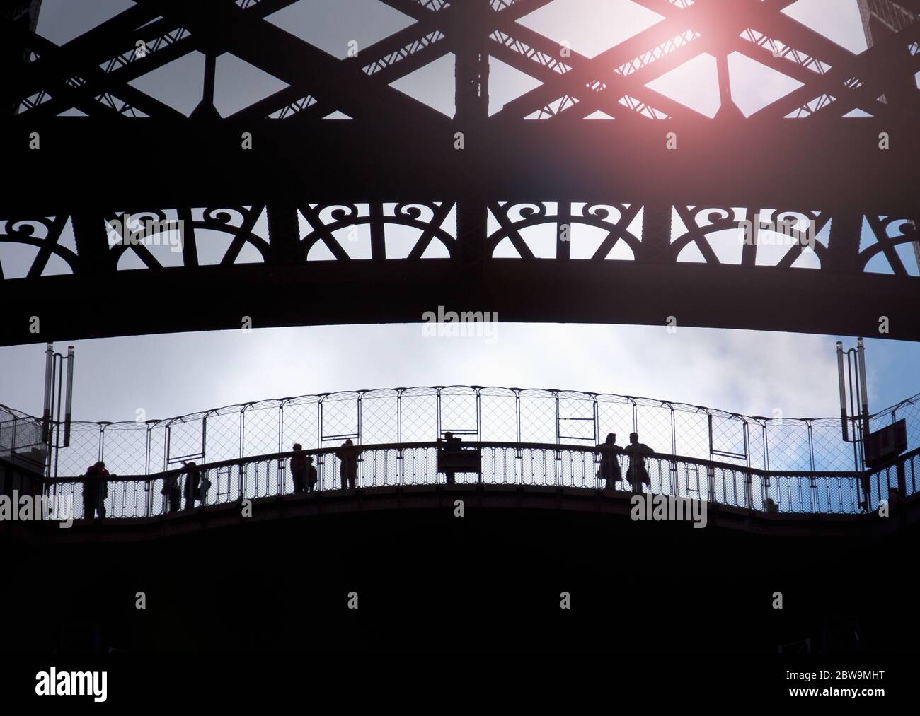Frankreich, Paris, Silhouette der Touristen, die den Eiffelturm besuchen Stockfoto