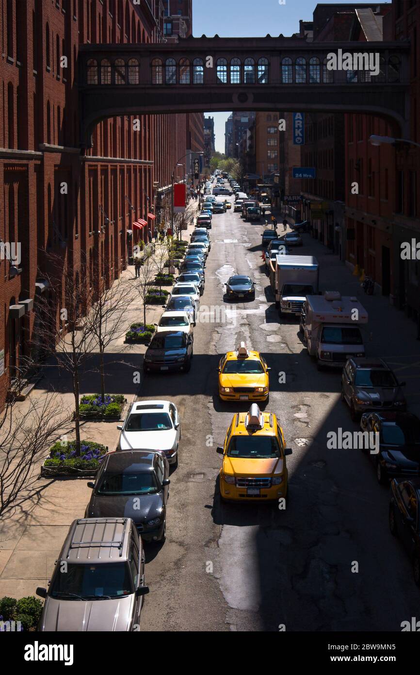 USA, New York, New York City, Gelbe Taxis auf der Straße Stockfoto