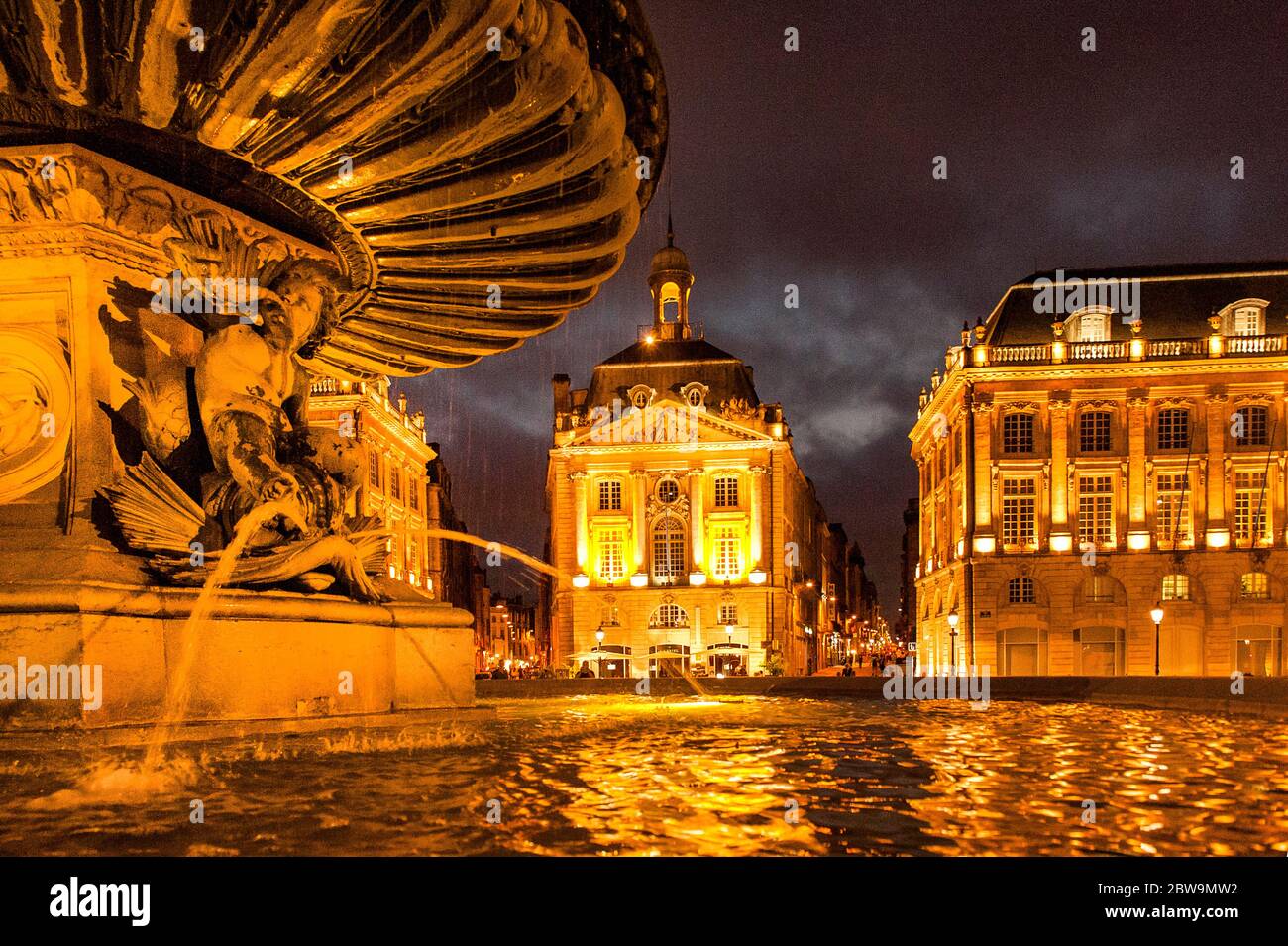 Die Place de la Bourse von Bordeaux bei Nacht Stockfoto