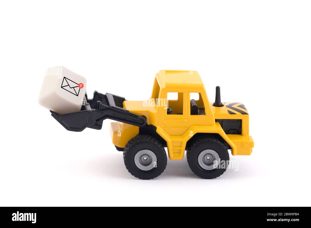 Bulldozer mit neuer E-Mail-Grafik auf Computerschlüssel isoliert auf weißem Hintergrund mit Clipping-Pfad Stockfoto