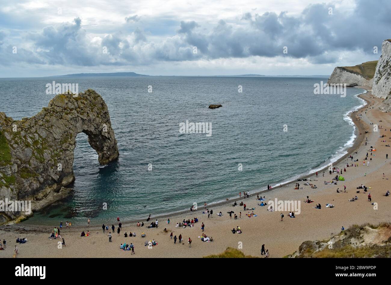 Panoramabild des Durdle Door Beach an bewölktem Tag Stockfoto