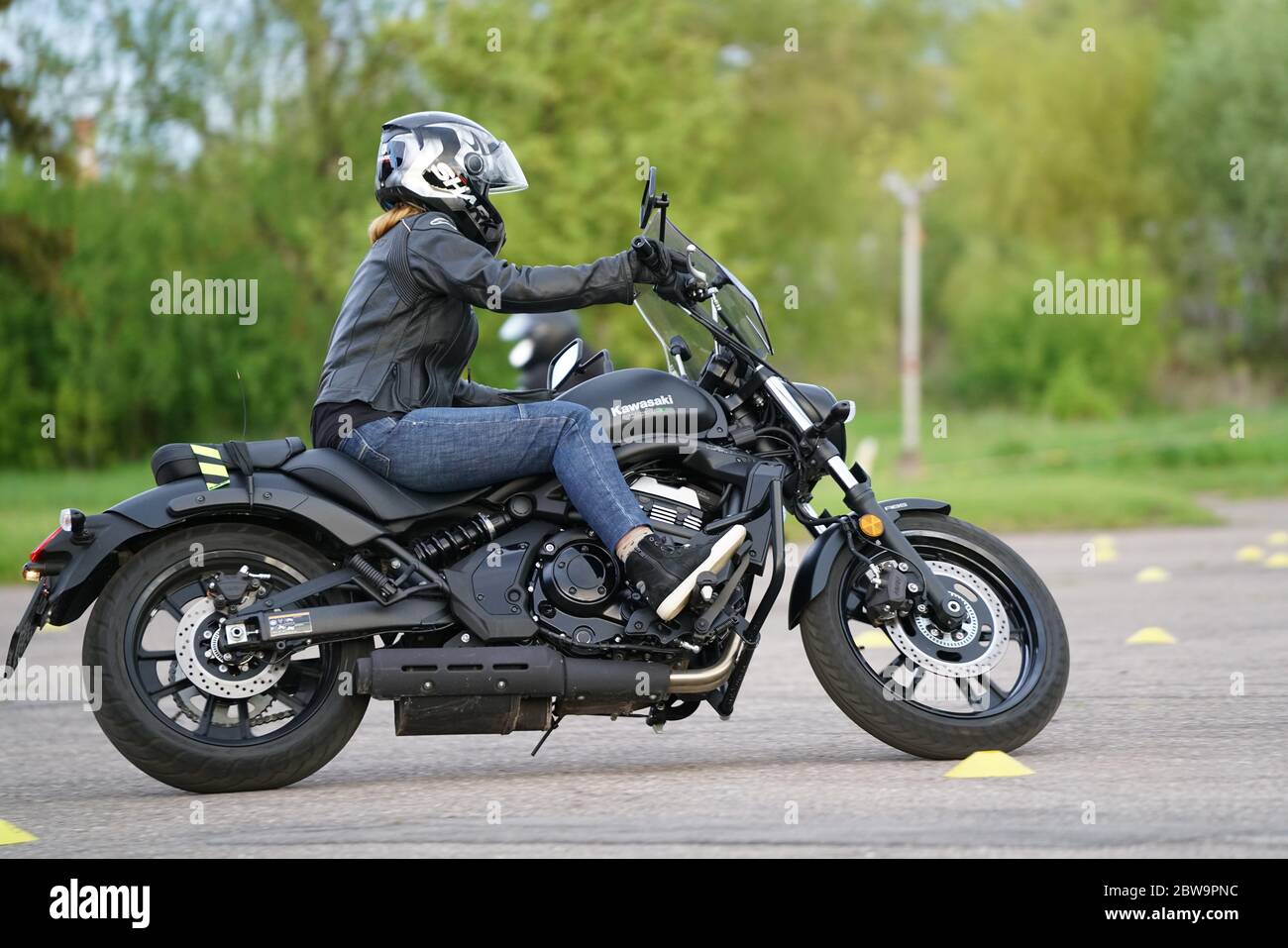 25-05-2020 Riga, Lettland. Motorradfahrer fährt auf Straße, Vorderansicht, Nahaufnahme. Stockfoto
