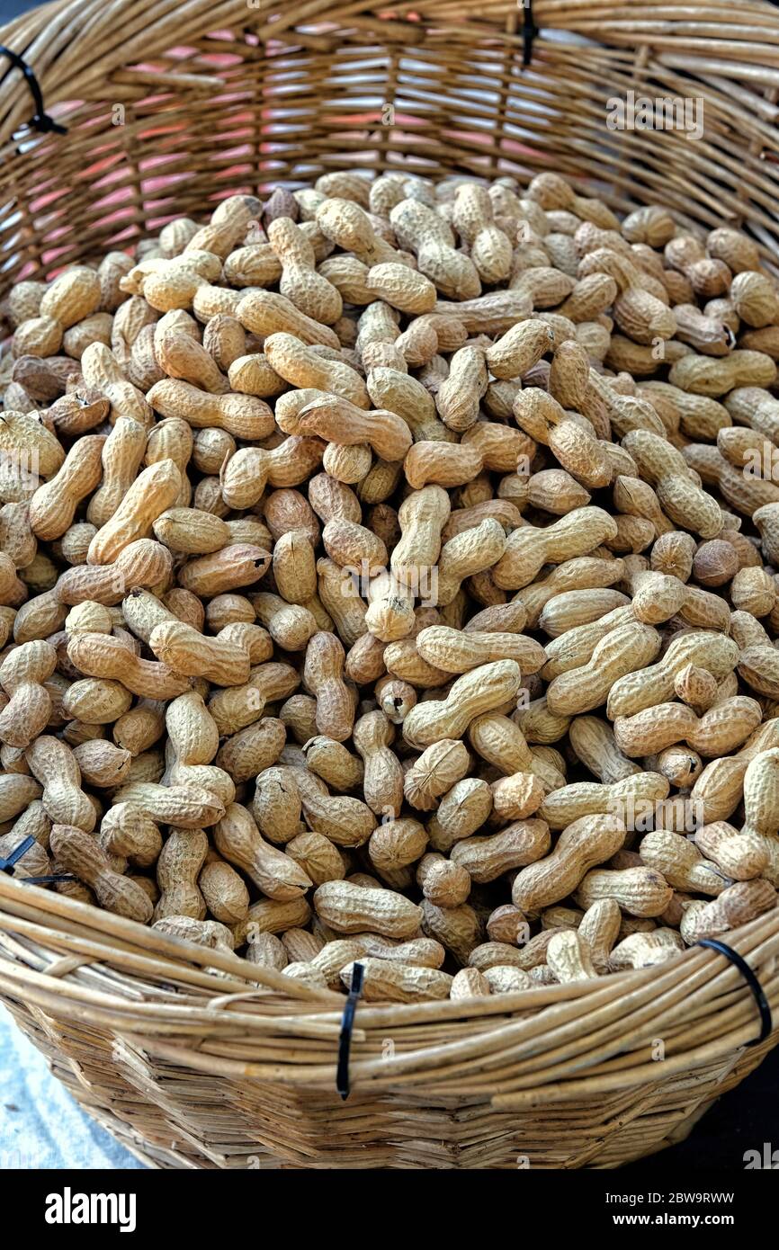 Nahsicht auf einen Korb mit Erdnüssen auf dem Freiluftmarkt Stockfoto