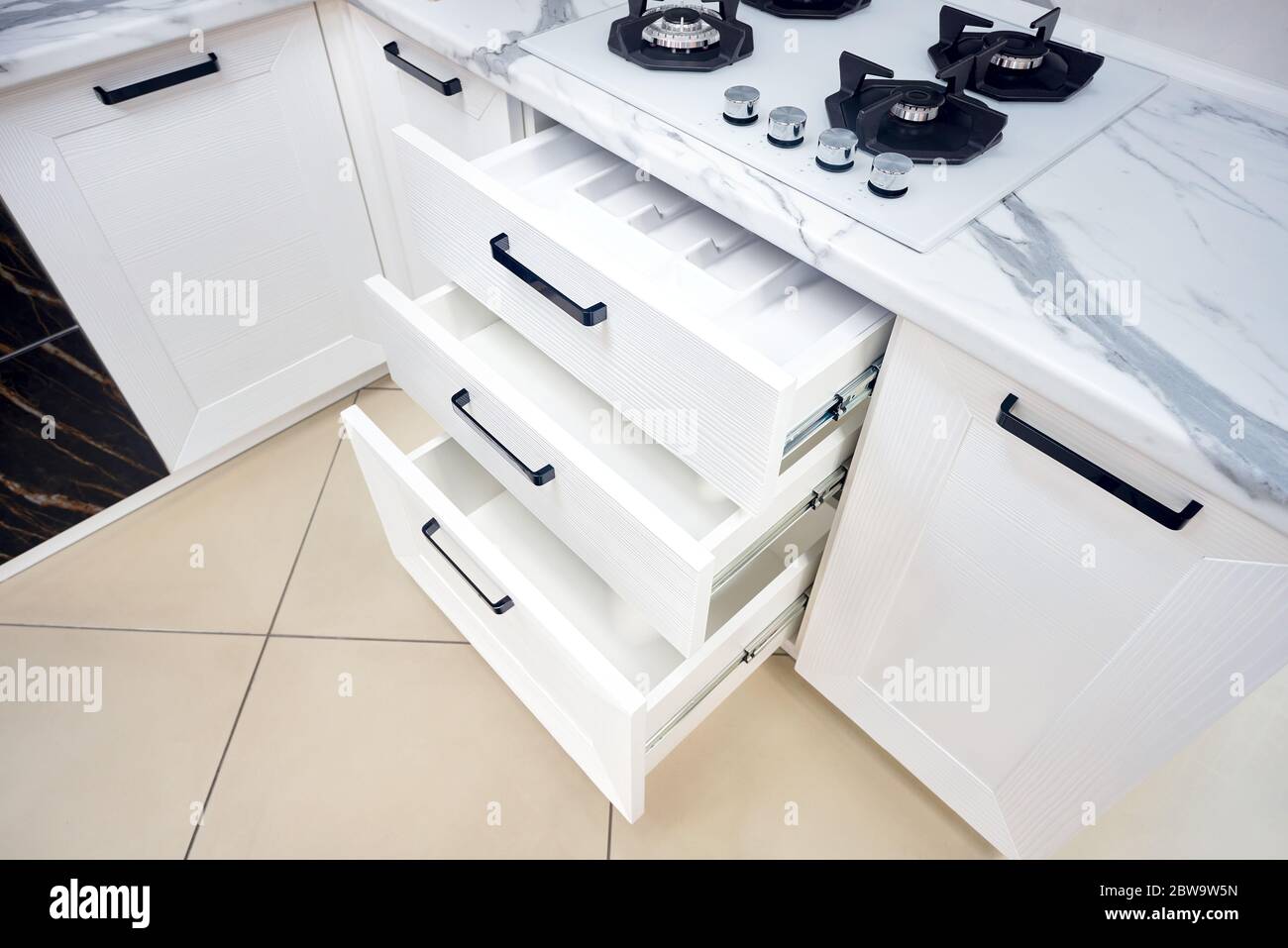 Lösungen für die Platzierung von Utensilien in der modernen Küche - horizontale Schiebe ausziehbare Schublade Regale Lagerung in Eichenschrank für Geschirr Kochgeschirr unter st Stockfoto
