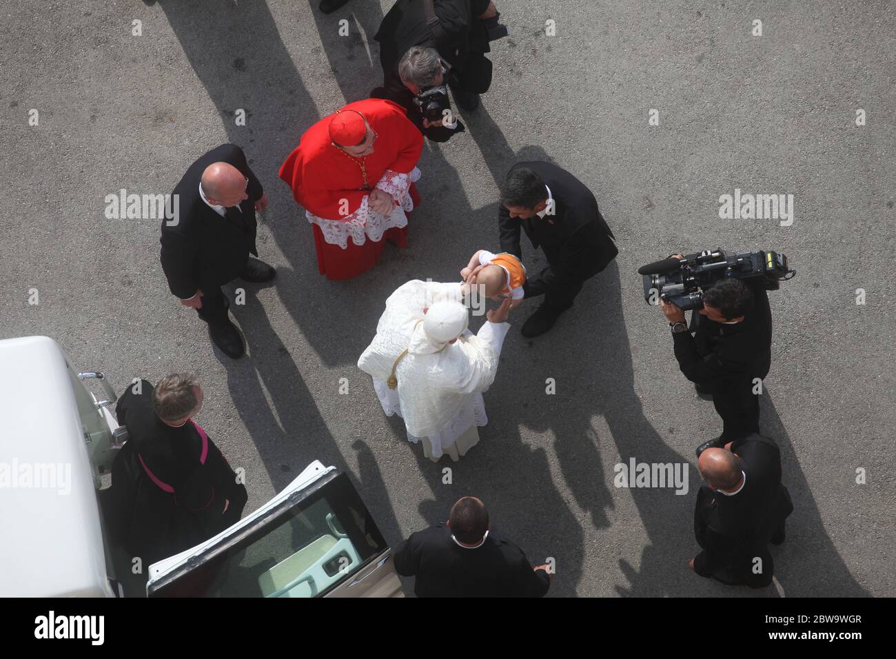 Papst Benedikt segnet ein Kind am Eingang der Kathedrale von Zagreb Stockfoto