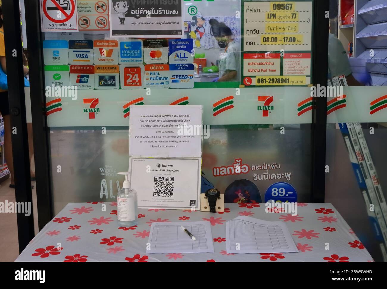 Bangkok, Thailand- 27. Mai 2020: Melden Sie sich vor dem Geschäft informiert Menschen, QR-Code scannen oder auf Papier registrieren, wenn Check-in und Check-out Stockfoto