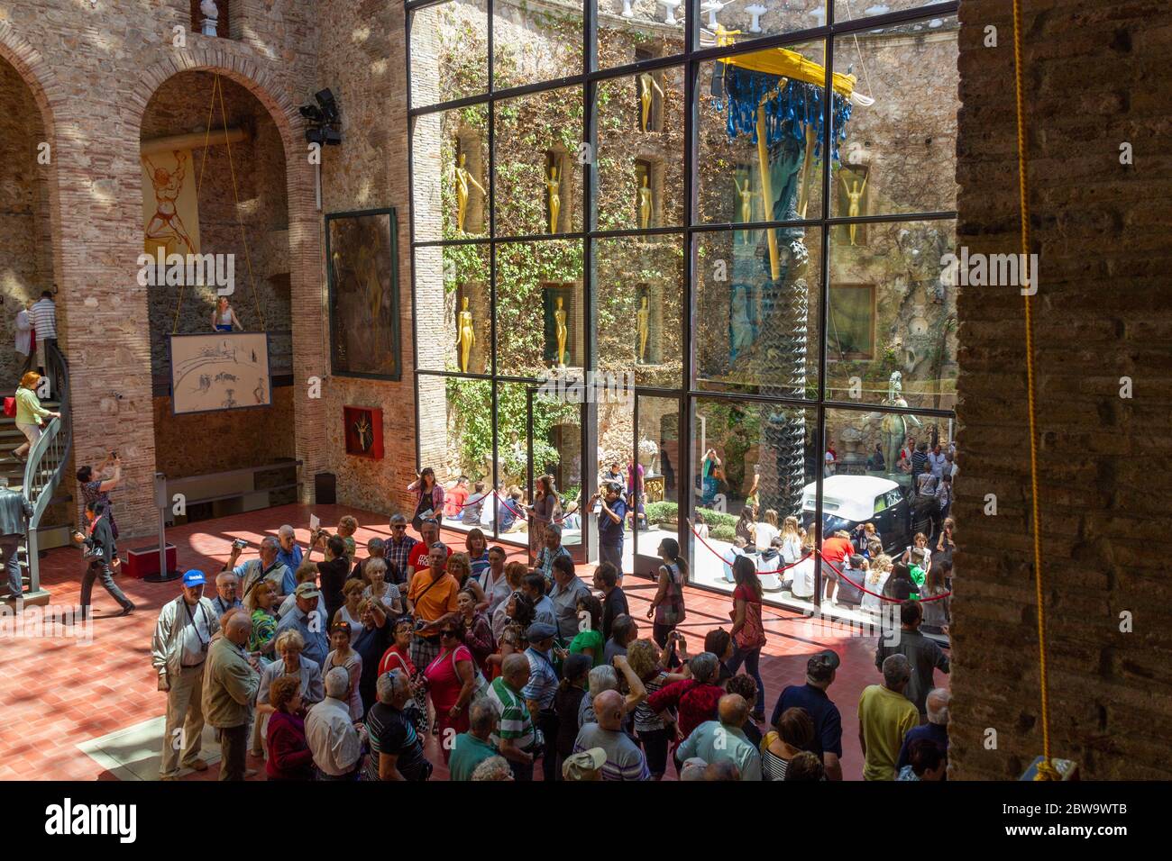 Touristen im Dali Theater-Museum Stockfoto