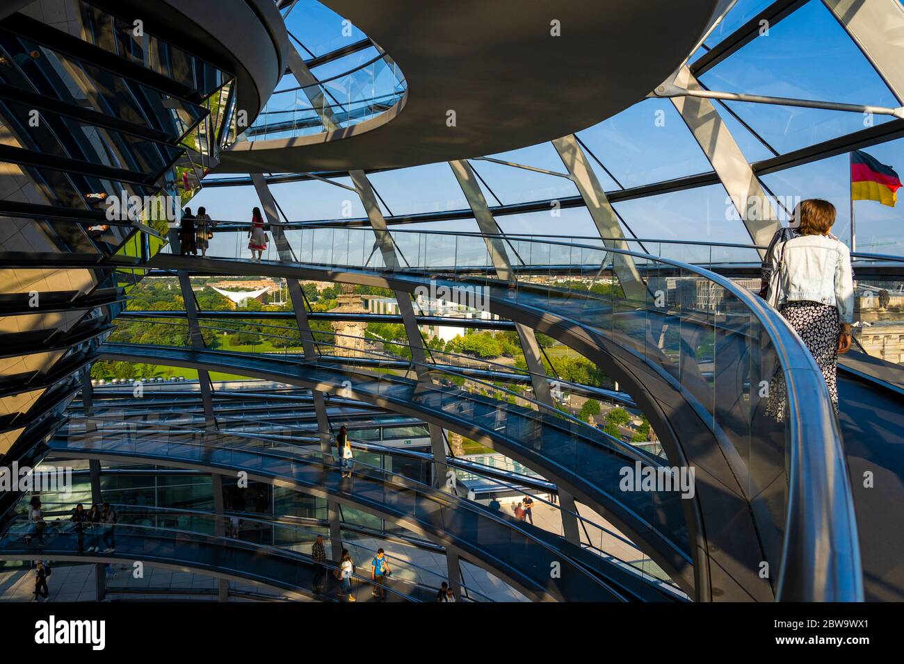 Reichstagskuppel ist eine Glaskuppel, die auf dem neu aufgebauten Reichstagsgebäude in Berlin, Deutschland, Europa, Westeuropa errichtet wurde Stockfoto