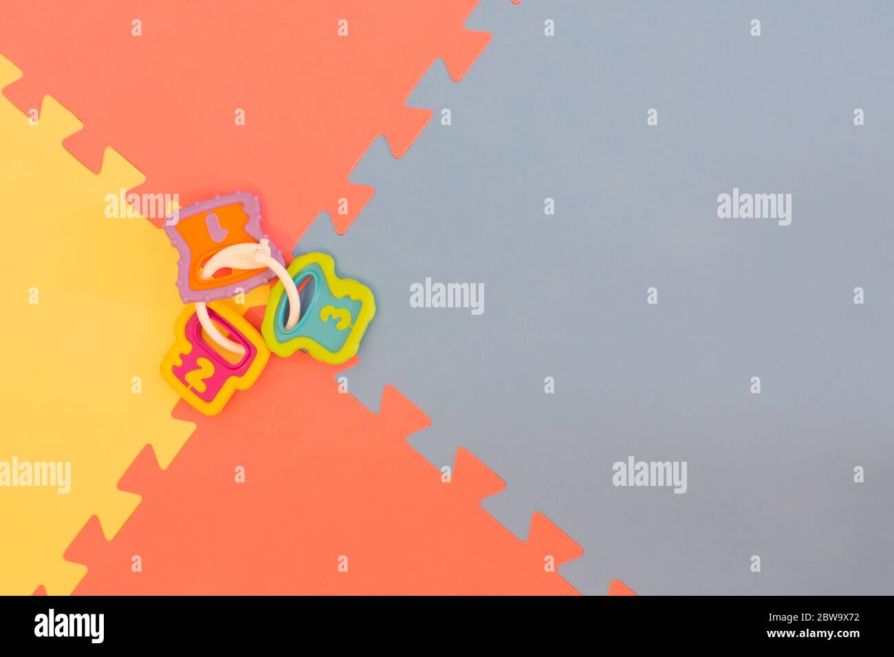 Schaumstofffliesen, Matten im Spielzimmer, in der Kindergartenschule oder im Fitnessstudio. Mögliche Verwendung als farbenfroher Hintergrund mit Kopierraum. Stockfoto