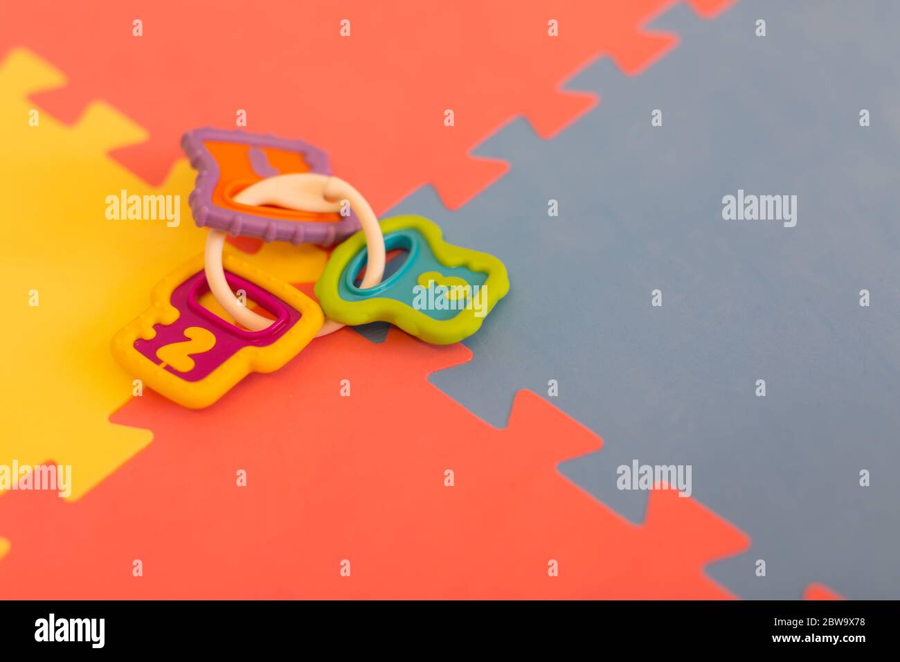 Schaumstofffliesen, Matten im Spielzimmer, in der Kindergartenschule oder im Fitnessstudio. Mögliche Verwendung als farbenfroher Hintergrund mit Kopierraum. Stockfoto