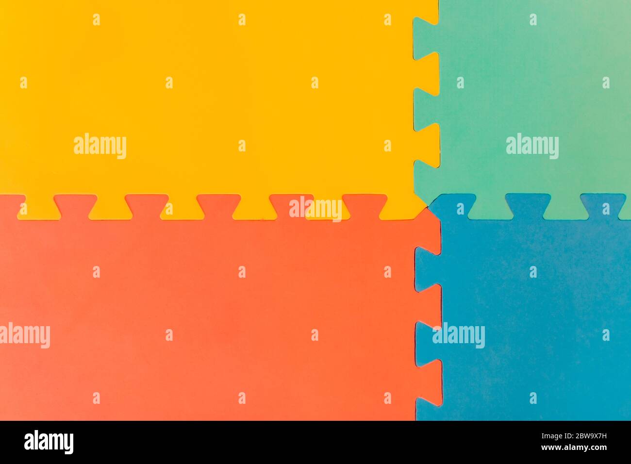 Schaumstofffliesen, Matten im Spielzimmer, in der Kindergartenschule oder im Fitnessstudio. Mögliche Verwendung als farbenfroher Hintergrund mit Kopierraum. Stockfoto