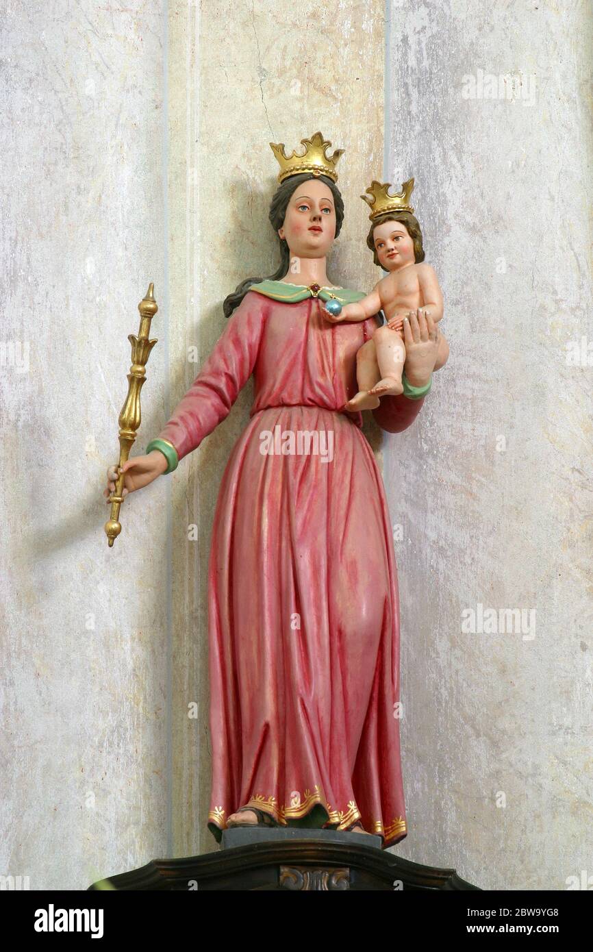 Statue der Jungfrau Maria Königin auf dem Hauptaltar in der Kirche der ...
