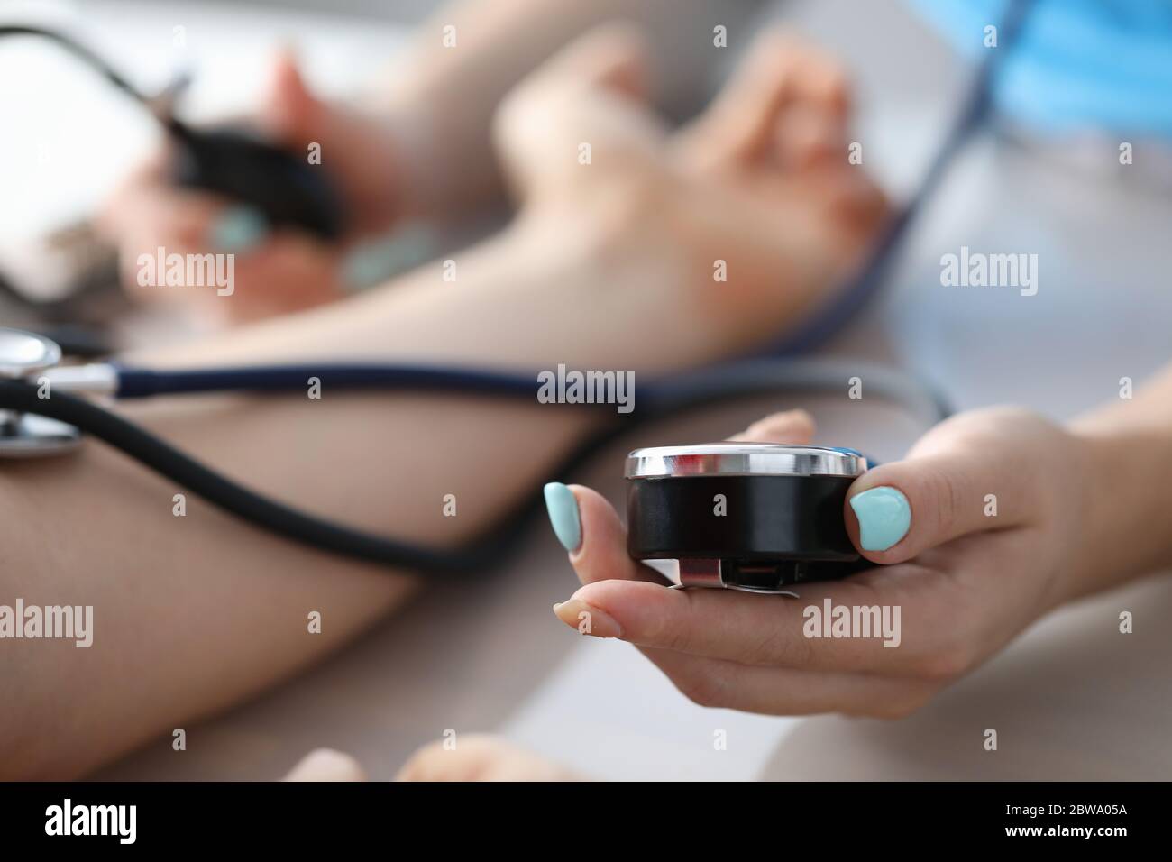 Weibliche Hand misst Druck-Patienten in der Klinik Stockfoto