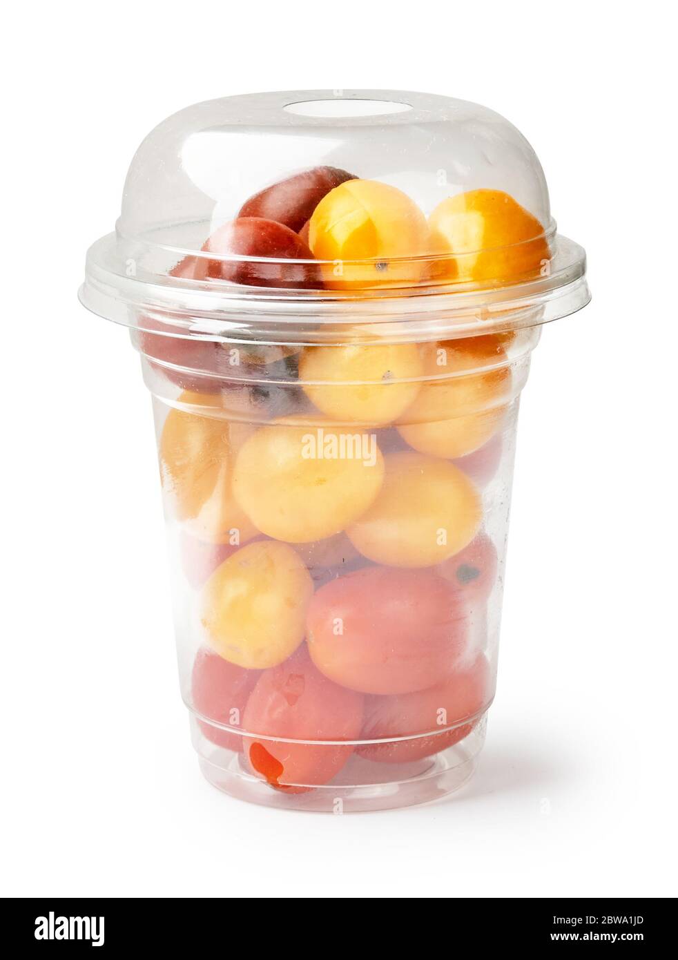 Kirschtomaten und gelbe Tomaten in Kunststoffverpackung auf weißem Hintergrund. Stockfoto