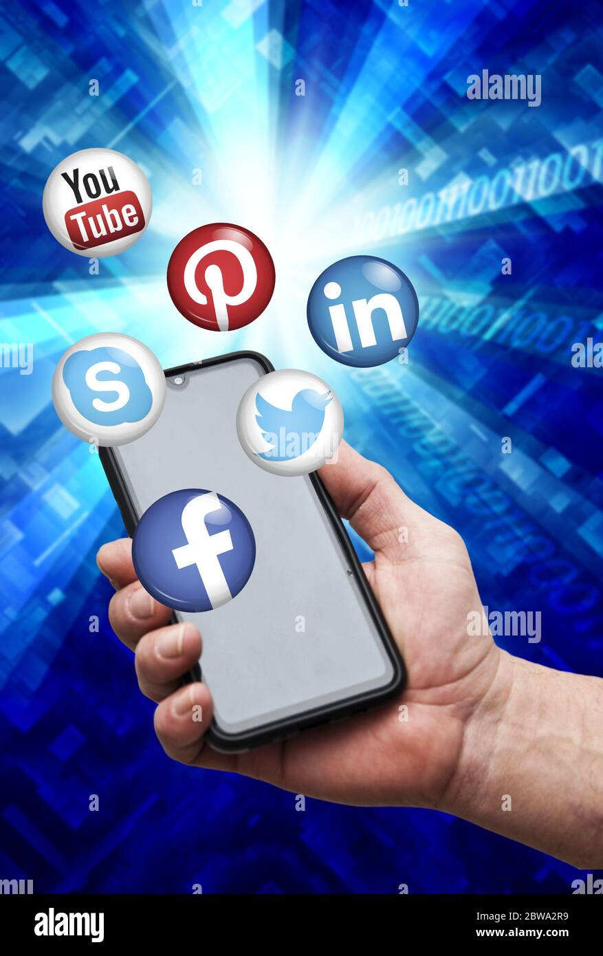 Hand mit einem Smartphone mit dem Logo der wichtigsten Social-Media-Apps Stockfoto