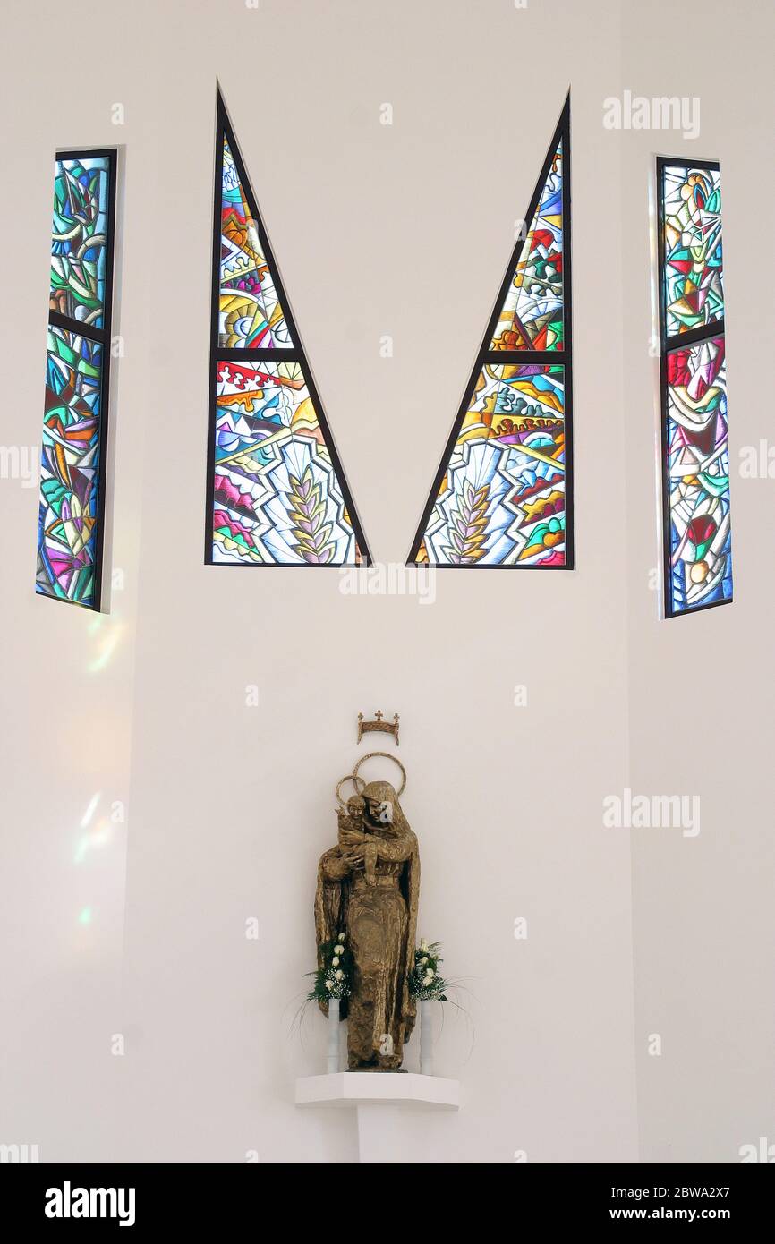 Jungfrau Maria mit Jesuskind Statue auf dem Hauptaltar in der Pfarrkirche Jungfrau Maria Königin des Friedens in Granesinski Novaki, Kroatien Stockfoto