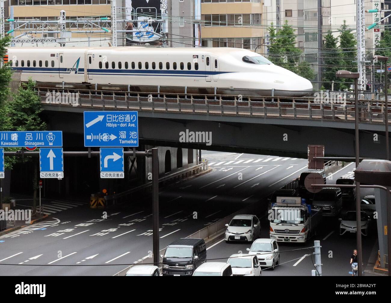 Tokio, Japan. Mai 2020. Ein Shinkansen-Hochgeschwindigkeitszug fährt am Sonntag, den 31. Mai 2020, in Tokio. JR Central wird den regulären Fahrplan für die Tokaido Shinkansen-Linie ab dem 1. Juni wieder aufnehmen, da die Regierung am 25. Mai den Ausnahmezustand aufgehoben hat. Kredit: Yoshio Tsunoda/AFLO/Alamy Live News Stockfoto