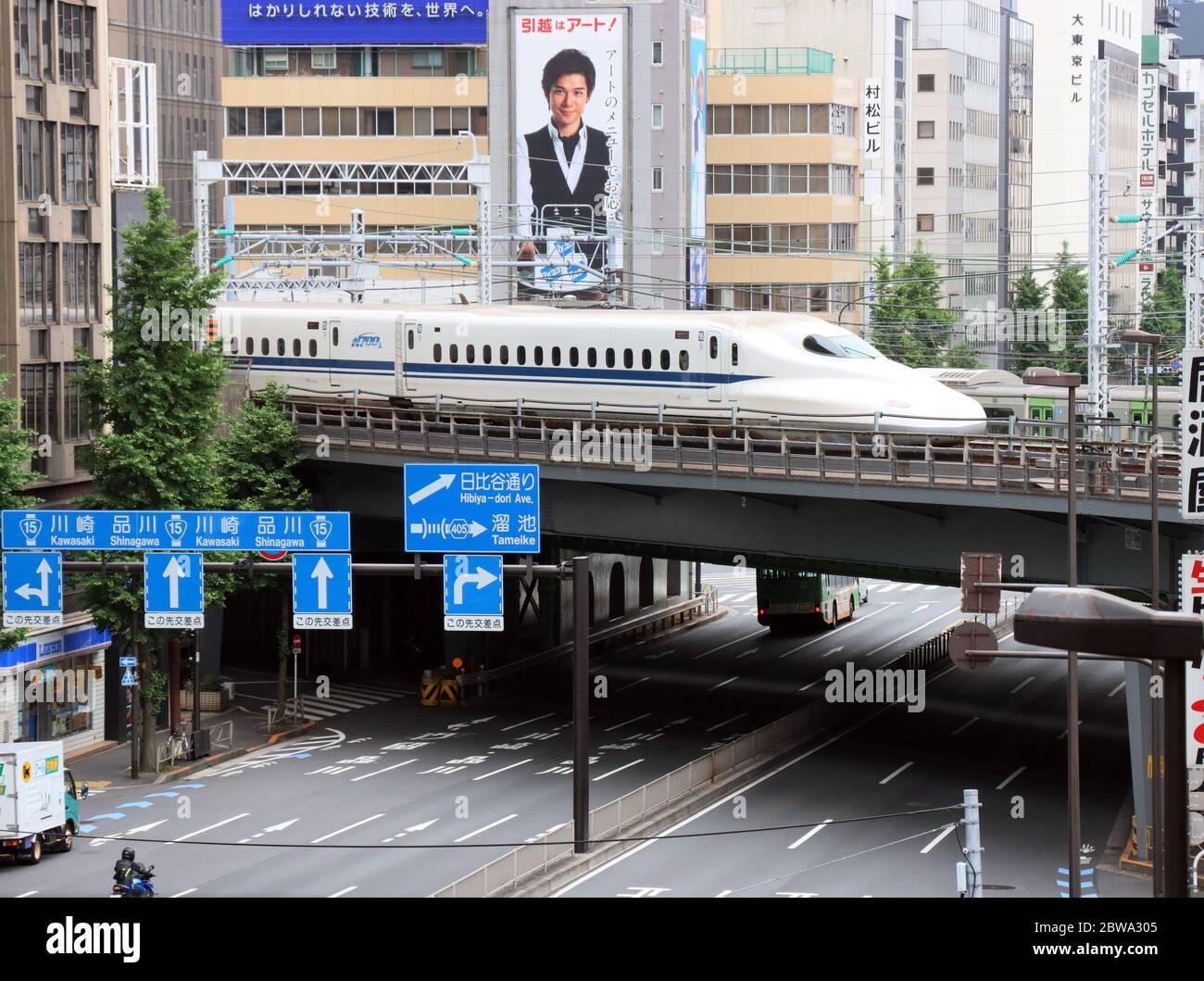Tokio, Japan. Mai 2020. Ein Shinkansen-Hochgeschwindigkeitszug fährt am Sonntag, den 31. Mai 2020, in Tokio. JR Central wird den regulären Fahrplan für die Tokaido Shinkansen-Linie ab dem 1. Juni wieder aufnehmen, da die Regierung am 25. Mai den Ausnahmezustand aufgehoben hat. Kredit: Yoshio Tsunoda/AFLO/Alamy Live News Stockfoto