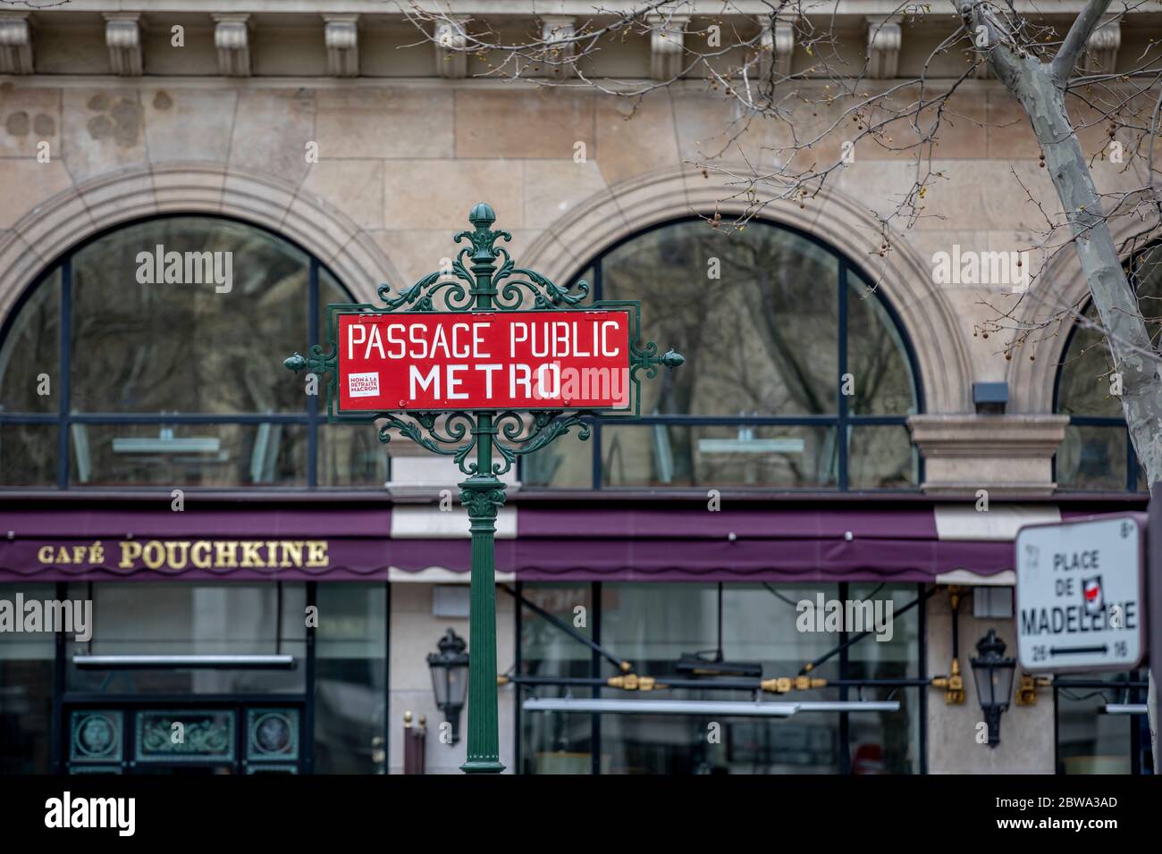 Paris, Frankreich - 17. März 2020: Ein Pariser Vintage-Passage öffentlichen U-Bahn-Schild Stockfoto