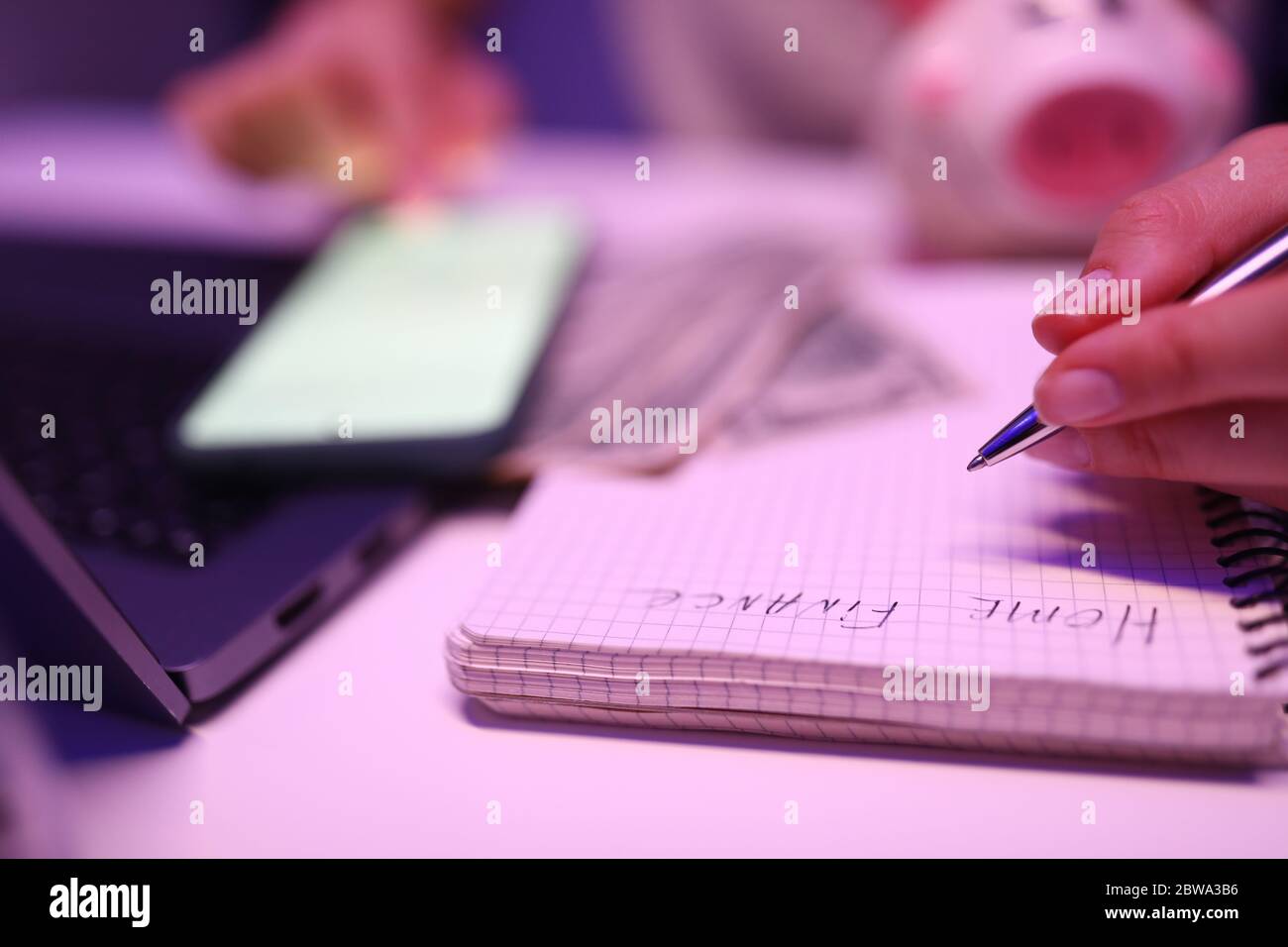 Nahaufnahme, Frauen Hände schreiben Notizblock zu Hause Finanzen Stockfoto