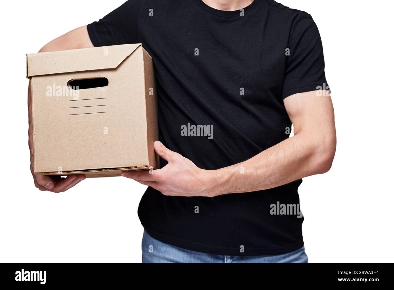 Lieferung Mann in schwarzer Uniform halten Pappschachtel auf weißem isolierten Hintergrund. Konzept des Delivery Service Stockfoto