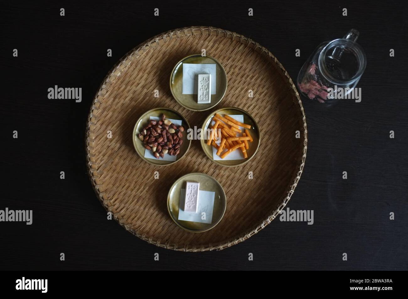 Japanische Süßwaren, gesalzene Kirschblüten essbare Blume und Snacks für Frühling Gourmet-Dessert Stockfoto