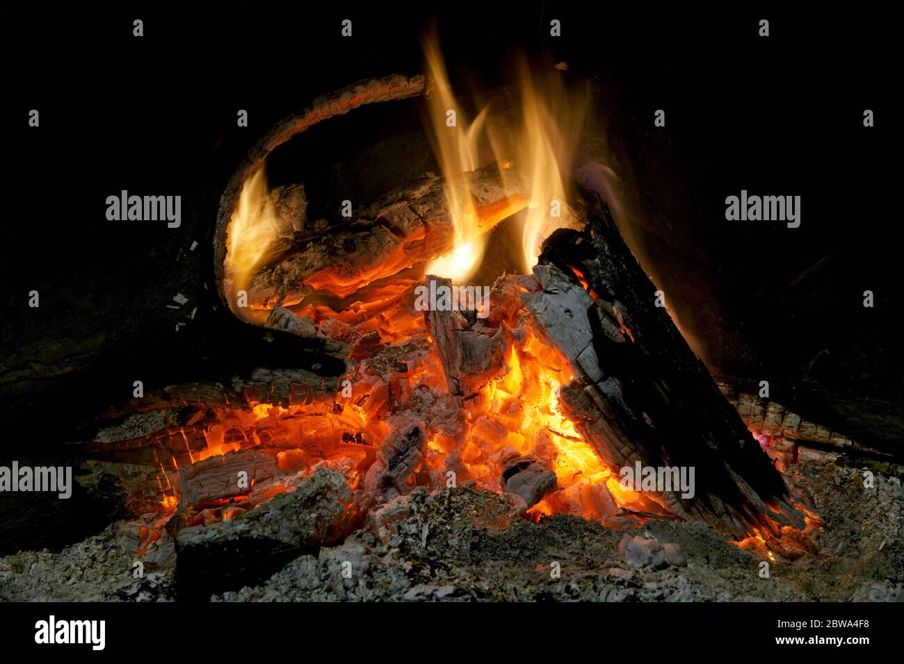 Offener Kamin mit Nahaufnahme von heißen Kohlen. Stockfoto