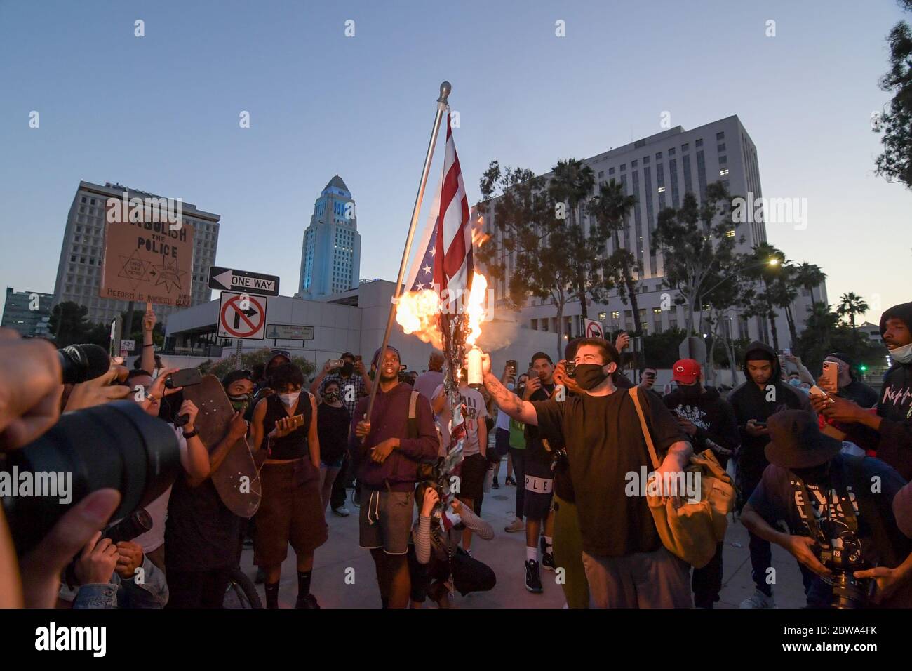 Demonstranten in Downtown Los Angeles verbrennen eine amerikanische Flagge, während sie gegen den Tod von George Floyd protestieren, Mittwoch, 27. Mai 2020. Floyd, ein schwarzer Mann, der in Minneapolis Polizeigewahrsam am 25. Mai starb. (Dylan Stewart/Bild von Sport) (Foto von IOS/Espa-Images) Stockfoto
