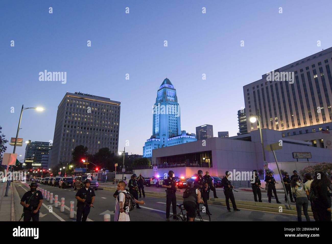 Polizei von Los Angeles in Bereitschaftspolizei wacht über Demonstranten in der Innenstadt von Los Angeles, die gegen den Tod von George Floyd protestieren, Mittwoch, 27. Mai 2020. Floyd, ein schwarzer Mann, der in Minneapolis Polizeigewahrsam am 25. Mai starb. (Dylan Stewart/Bild von Sport) (Foto von IOS/Espa-Images) Stockfoto