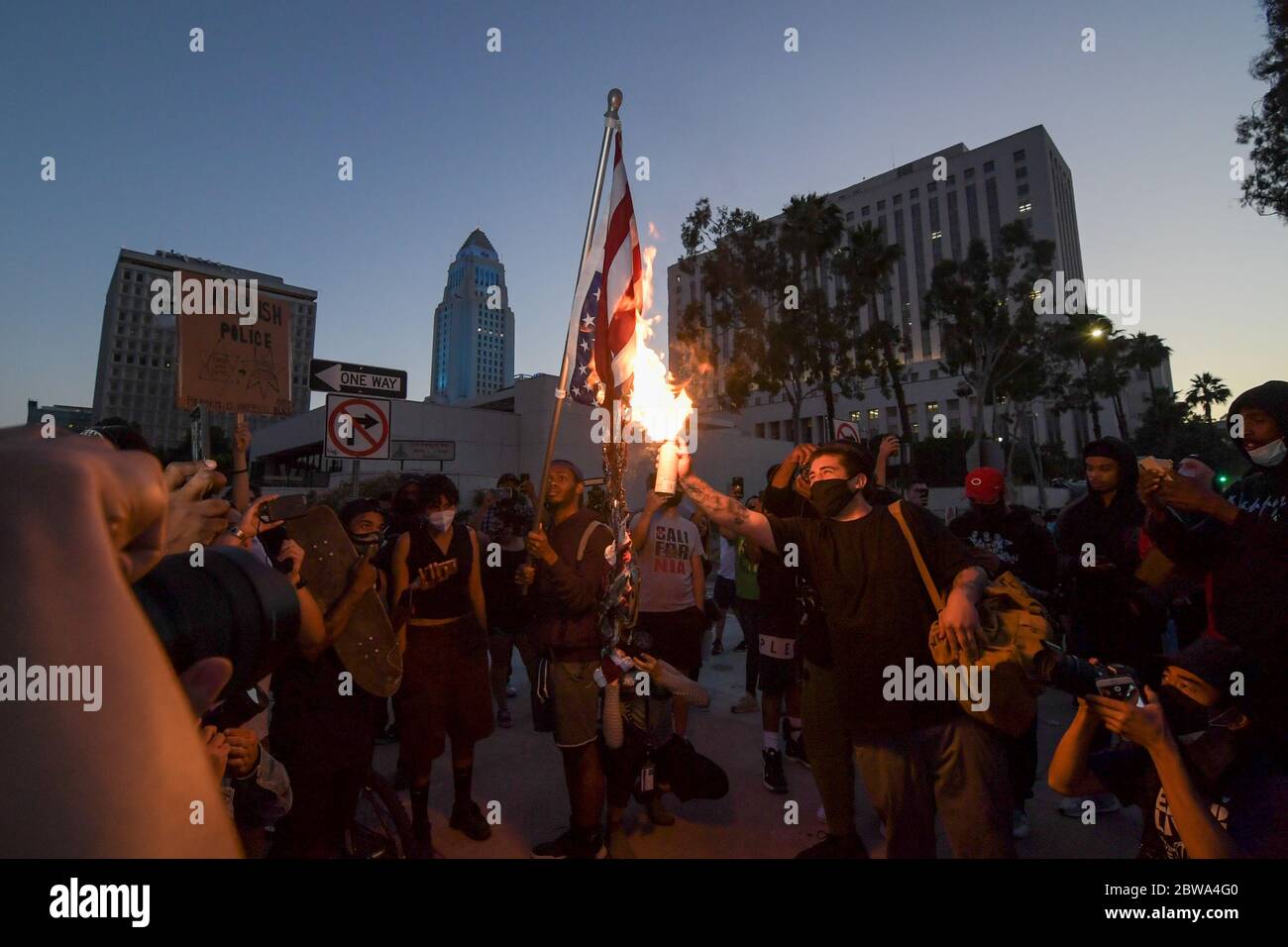 Demonstranten in Downtown Los Angeles verbrennen eine amerikanische Flagge, während sie gegen den Tod von George Floyd protestieren, Mittwoch, 27. Mai 2020. Floyd, ein schwarzer Mann, der in Minneapolis Polizeigewahrsam am 25. Mai starb. (Dylan Stewart/Bild von Sport) (Foto von IOS/Espa-Images) Stockfoto