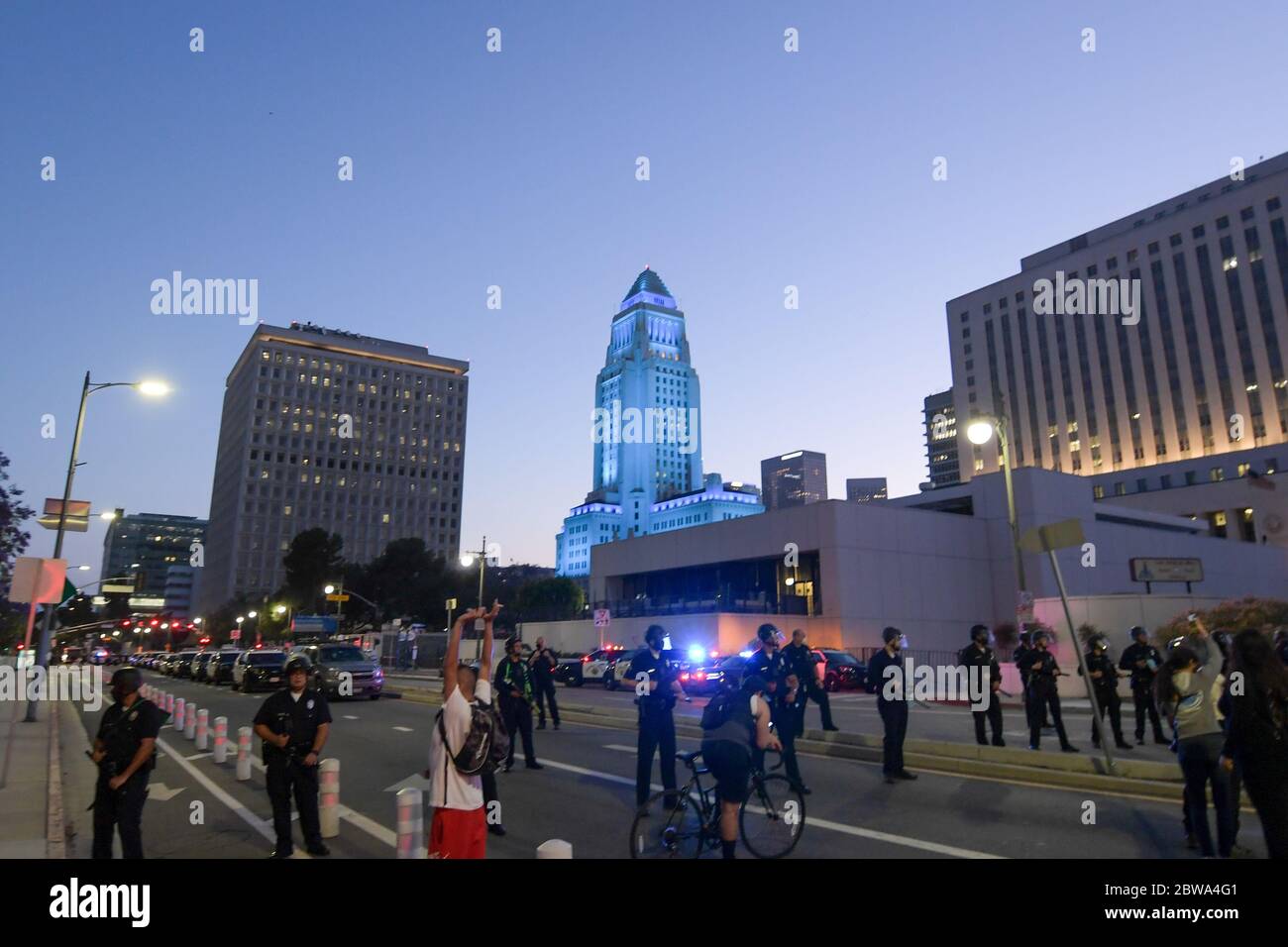Polizei von Los Angeles in Bereitschaftspolizei wacht über Demonstranten in der Innenstadt von Los Angeles, die gegen den Tod von George Floyd protestieren, Mittwoch, 27. Mai 2020. Floyd, ein schwarzer Mann, der in Minneapolis Polizeigewahrsam am 25. Mai starb. (Dylan Stewart/Bild von Sport) (Foto von IOS/Espa-Images) Stockfoto
